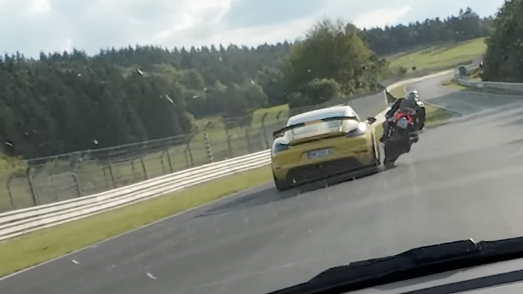 A Ducati Panigale and a Porsche have a close call at the Nürburgring